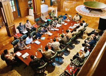 Presiden Prabowo Subianto menggelar rapat bersama sejumlah Menteri Kabinet Merah Putih di Hambalang, Bogor, Minggu (14/12/2025)