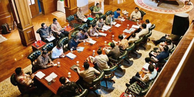 Presiden Prabowo Subianto menggelar rapat bersama sejumlah Menteri Kabinet Merah Putih di Hambalang, Bogor, Minggu (14/12/2025)