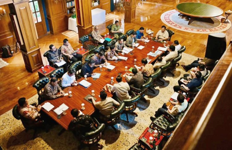 Presiden Prabowo Subianto menggelar rapat bersama sejumlah Menteri Kabinet Merah Putih di Hambalang, Bogor, Minggu (14/12/2025)