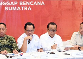 Menteri Dalam Negeri Tito Karnavian menyampaikan keterangan pers di Posko Terpadu Penanggulangan Bencana Alam, Pangkalan TNI AU Halim Perdanakusuma, Jakarta, pada Jumat, 19 Desember 2025