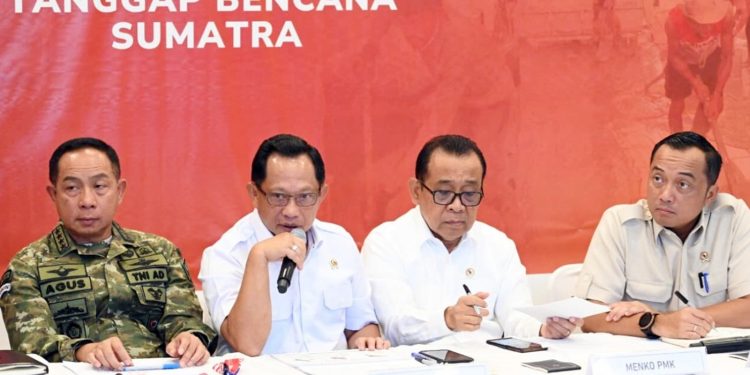 Menteri Dalam Negeri Tito Karnavian menyampaikan keterangan pers di Posko Terpadu Penanggulangan Bencana Alam, Pangkalan TNI AU Halim Perdanakusuma, Jakarta, pada Jumat, 19 Desember 2025