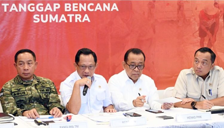 Menteri Dalam Negeri Tito Karnavian menyampaikan keterangan pers di Posko Terpadu Penanggulangan Bencana Alam, Pangkalan TNI AU Halim Perdanakusuma, Jakarta, pada Jumat, 19 Desember 2025