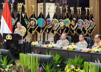 Kapolri Jenderal Polisi Listyo Sigit Prabowo menyampaikan rilis akhir tahun 2025 yang digelar di Mabes Polri, Jakarta Selatan, Selasa (30/12/2025).