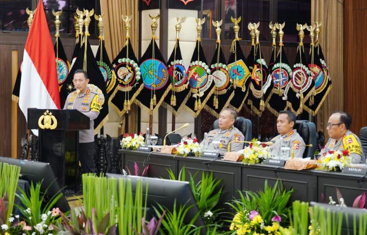 Kapolri Jenderal Polisi Listyo Sigit Prabowo menyampaikan rilis akhir tahun 2025 yang digelar di Mabes Polri, Jakarta Selatan, Selasa (30/12/2025).