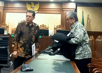 Mantan Sekretaris Mahkamah Agung Hasbi Hasan saat diadili di Pengadilan Tipikor Jakarta Pusat. (Foto: Ainul Ghurri/Kabariku.com)