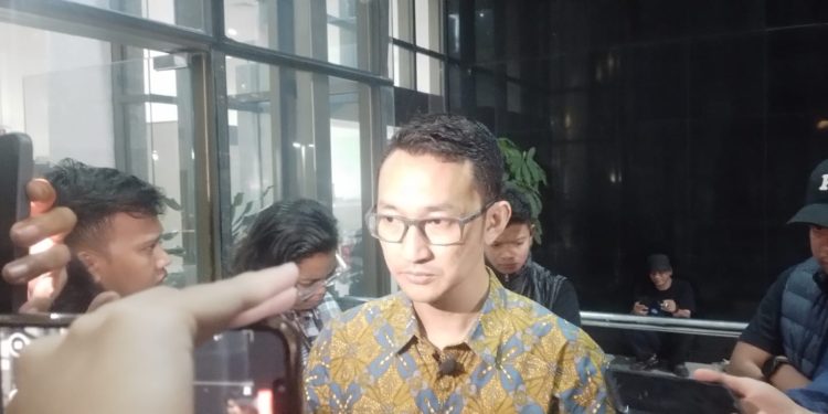 Juru Bicara KPK Budi Prasetyo saat dimintai keterangan awak media di Gedung Merah Putih KPK. (Foto: Ainul Ghurri/Kabariku)