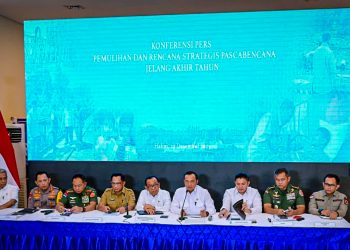 Keterangan pers pemulihan dan rencana strategis pascabencana di Posko Terpadu Pangkalan TNI AU Halim Perdanakusuma, Jakarta, Senin, 29 Desember 2025. (Foto: BPMI Setpres)