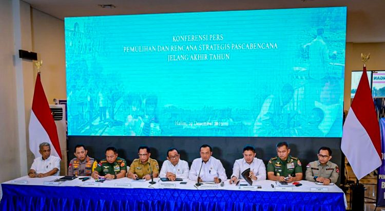 Keterangan pers pemulihan dan rencana strategis pascabencana di Posko Terpadu Pangkalan TNI AU Halim Perdanakusuma, Jakarta, Senin, 29 Desember 2025. (Foto: BPMI Setpres)
