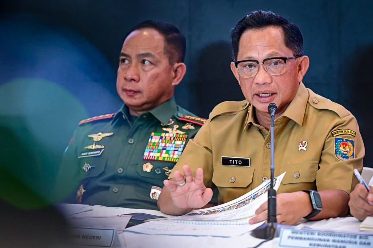 Menteri Dalam Negeri, Tito Karnavian menyampaikan keterangan pers pemulihan dan rencana strategis pascabencana di Posko Terpadu Pangkalan TNI AU Halim Perdanakusuma, Jakarta, pada Senin, 29 Desember 2025. (Foto: BPMI Setpres)