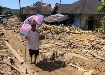 Update banjir dan longsor di Sumatra: BNPB mencatat korban meninggal dunia mencapai 1.053 jiwa, ratusan hilang, dan lebih dari 600 ribu warga mengungsi.