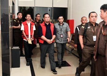 Mantan Sekretaris DPRD Kabupaten Bekasi RAS ditetapkan sebagai tersangka dugaan korupsi dan ditahan Kejati Jabar