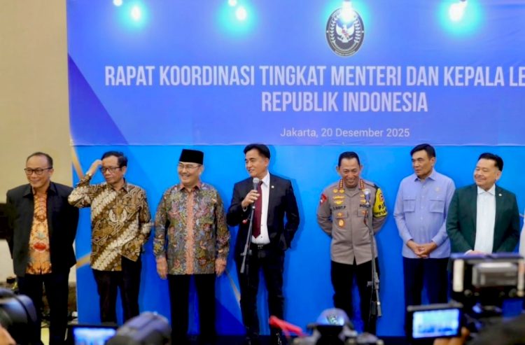 Komisi Percepatan Reformasi Polri usai Rapat Koordinasi Tingkat Menteri dan Kepala Lembaga Republik Indonesia di Jakarta, Sabtu (20/12)