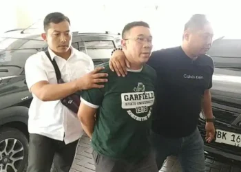 Samuel Ardi Kristanto digelandang menuju ruang penyidik Subdit IV Renakta Ditreskrimum Polda Jawa Timur di Surabaya, Senin, (29/12)