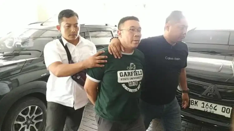 Samuel Ardi Kristanto digelandang menuju ruang penyidik Subdit IV Renakta Ditreskrimum Polda Jawa Timur di Surabaya, Senin, (29/12)
