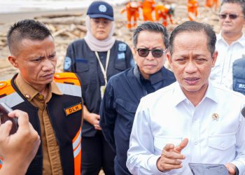 Menteri KLH/BPLH, Hanif Faisol Nurofiq, Melakukan Kunjungan Kerja dan Verifikasi Lapangan di Lokasi Terdampak Banjir dan Longsor di Kota Padang, Sumatera Barat