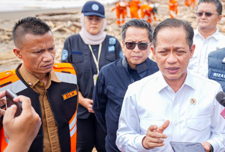 Menteri KLH/BPLH, Hanif Faisol Nurofiq, Melakukan Kunjungan Kerja dan Verifikasi Lapangan di Lokasi Terdampak Banjir dan Longsor di Kota Padang, Sumatera Barat