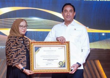 Kepala BNN RI Komjen Pol Suyudi Ario Seto Menerima Simbolis Penyerahan Penghargaan OPSI dari Menteri PANRB, Rini Widyantini, di Aula Kementerian PANRB, Jakarta Selatan