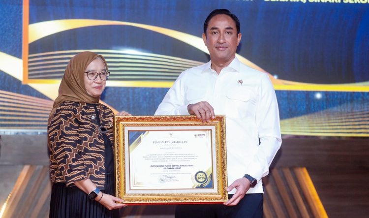 Kepala BNN RI Komjen Pol Suyudi Ario Seto Menerima Simbolis Penyerahan Penghargaan OPSI dari Menteri PANRB, Rini Widyantini, di Aula Kementerian PANRB, Jakarta Selatan