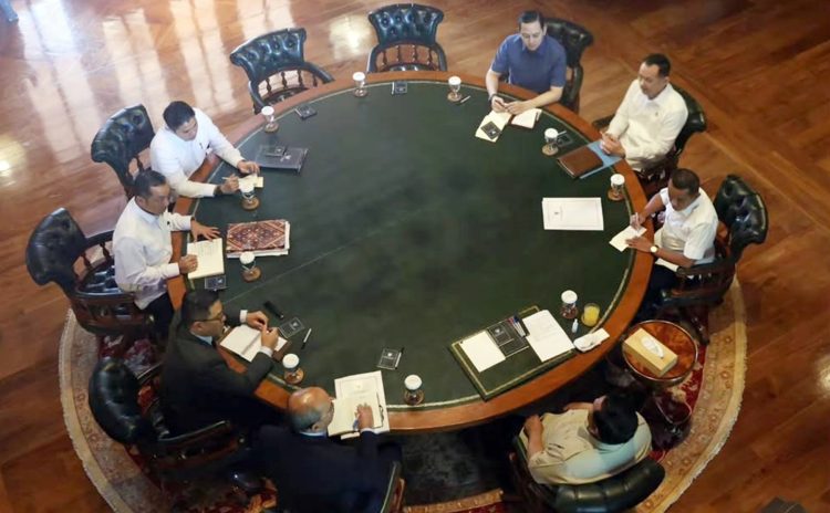 Presiden Prabowo Subianto menerima sejumlah menteri kabinet Merah Putih dalam pertemuan yang digelar di kediaman pribadinya Hambalang, Bogor, pada Selasa, 23 Desember 2025