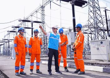 Direktur Utama PLN, Darmawan Prasodjo (tengah) ketika meninjau langsung operasi Gardu Induk Tegangan Ekstra Tinggi (GITET) 500 kilovolt (kV) Pedan, di Klaten, Jawa Tengah pada Kamis (25/12)