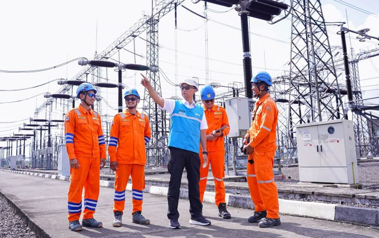 Direktur Utama PLN, Darmawan Prasodjo (tengah) ketika meninjau langsung operasi Gardu Induk Tegangan Ekstra Tinggi (GITET) 500 kilovolt (kV) Pedan, di Klaten, Jawa Tengah pada Kamis (25/12)