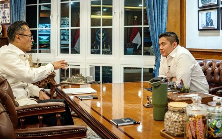 Malam Natal, Sekretaris Kabinet Teddy Indra Wijaya menerima Kepala BP BUMN, Dony Oskaria, dalam pertemuan yang berlangsung di Kantor Sekretariat Kabinet, Rabu, 24 Desember 2025. (dok Seskab)