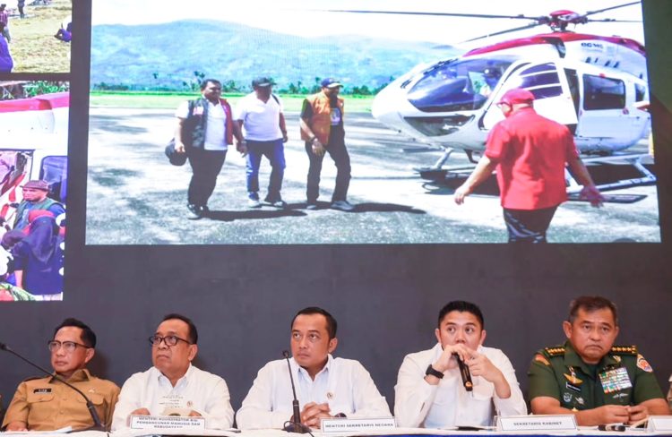 Para Menteri dan pejabat terkait menyampaikan keterangannya dalam konferensi pers di Posko Terpadu Pangkalan TNI AU Halim Perdanakusuma, Jakarta, Senin, 29 Desember 2025