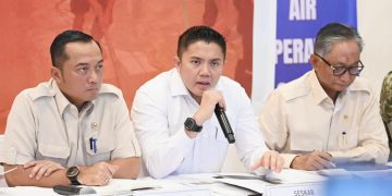 Seskab Teddy Indra Wijaya menyampaikan keterangan pers di Posko Terpadu Penanggulangan Bencana Alam, Pangkalan TNI AU Halim Perdanakusuma, Jakarta, Jumat (19/12/2025)