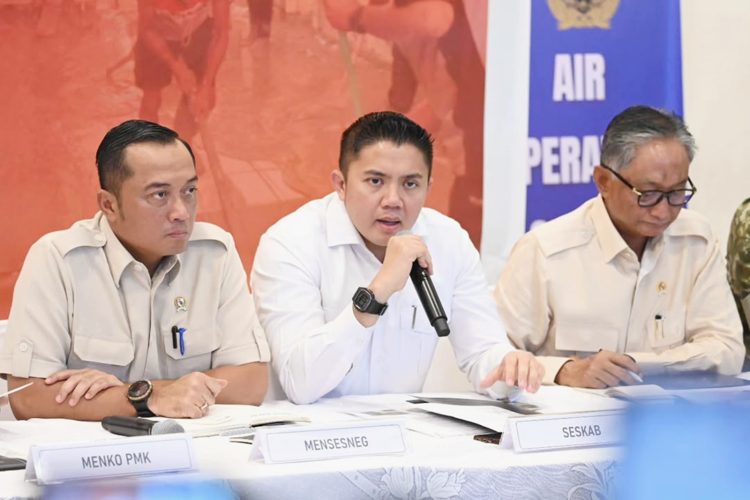 Seskab Teddy Indra Wijaya menyampaikan keterangan pers di Posko Terpadu Penanggulangan Bencana Alam, Pangkalan TNI AU Halim Perdanakusuma, Jakarta, Jumat (19/12/2025)