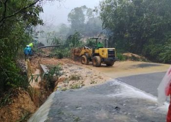 Upaya pembersihan material longsor di jalan nasional oleh Kementerian PU (Foto: Biro Komunikasi Publik Kementerian PU)