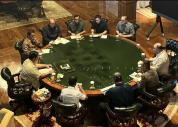 Presiden RI Prabowo Subianto memimpin rapat terbatas yang membahas penguatan transformasi industri di sektor tekstil hingga chip otomotif di kediamannya kawasan Hambalang, Kabupaten Bogor, Jawa Barat, Minggu (11/1/2026). (ANTARA/HO-Sekretariat Kabinet)