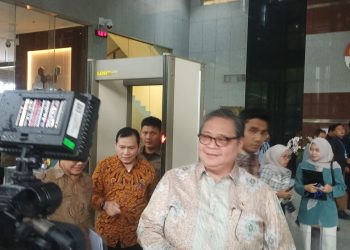 Menko Perekonomian Airlangga Hartarto saat mendatangi KPK, Rabu (14/1). (Foto: Ainul Ghurri/Kabariku.com)