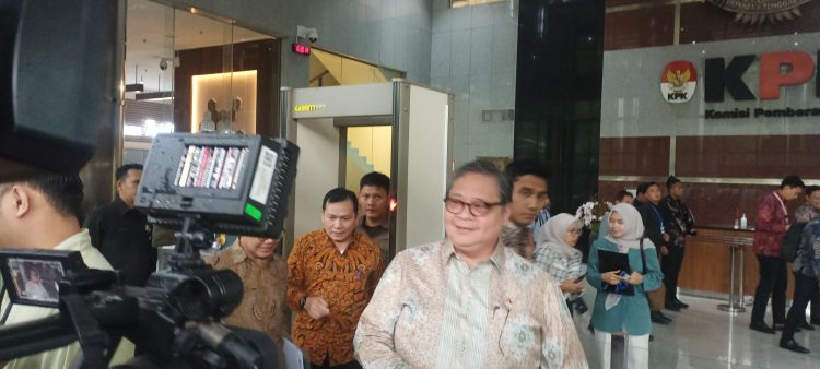 Menko Perekonomian Airlangga Hartarto saat mendatangi KPK, Rabu (14/1). (Foto: Ainul Ghurri/Kabariku.com)