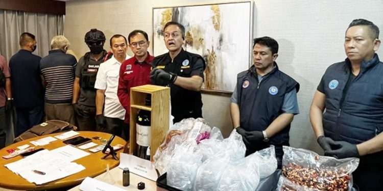 Badan Narkotika Nasional (BNN) menangkap dua warga negara asing (WNA) berinisial MK dan TKG terkait produksi 3 ribu vape isi liquid narkoba di sebuah apartemen di kawasan Jakarta Selatan