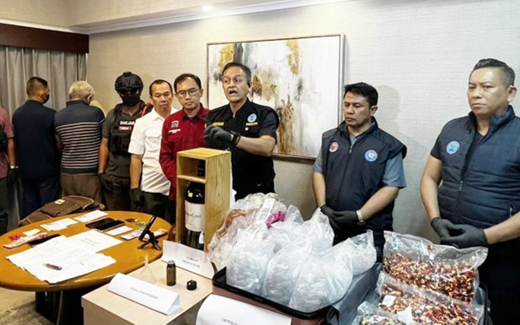 Badan Narkotika Nasional (BNN) menangkap dua warga negara asing (WNA) berinisial MK dan TKG terkait produksi 3 ribu vape isi liquid narkoba di sebuah apartemen di kawasan Jakarta Selatan