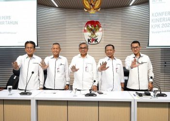 Ketua KPK Setyo Budyanto (tengah) dengan sejumlah pimpinan KPK dan Jubir KPK. (Foto: Humas KPK)