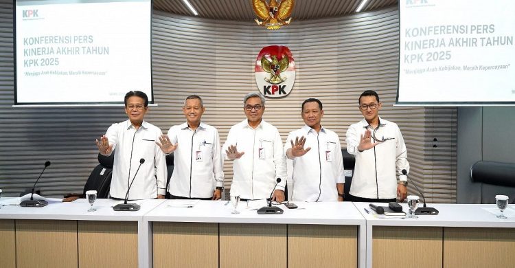 Ketua KPK Setyo Budyanto (tengah) dengan sejumlah pimpinan KPK dan Jubir KPK. (Foto: Humas KPK)
