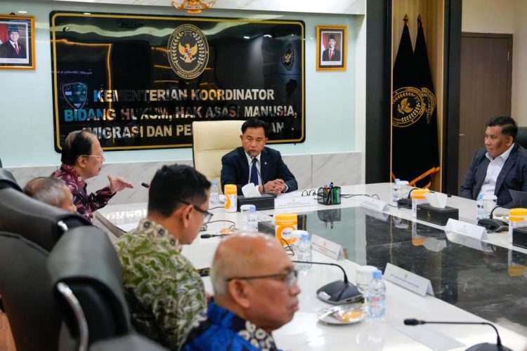 Menko Kumham Imipas Yusril Ihza Mahendra saat beraudiensi dengan MGBKI terkait kolegium Kedokteran. (Foto: Humas Kemenko Kumham Imipas)