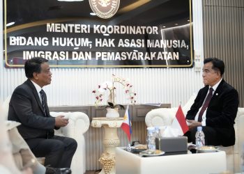 Menko Kumham Imipas Yusril Ihza Mahendra saat berdialog dengan Dubes Filipina, Christopher B. Montero membahas terkait transfer narapidana di Gedung Kemenkumham Imipas. (Foto: Humas Kumham Imipas)