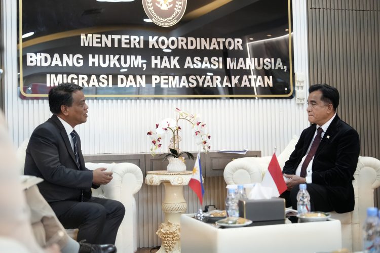 Menko Kumham Imipas Yusril Ihza Mahendra saat berdialog dengan Dubes Filipina, Christopher B. Montero membahas terkait transfer narapidana di Gedung Kemenkumham Imipas. (Foto: Humas Kumham Imipas)