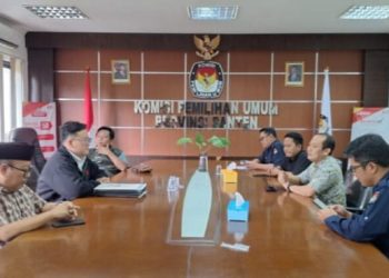 Anggota DPRD Provinsi Banten dari Fraksi PDI Perjuangan, Abraham Garuda Laksono sambangi KPU Banten. (Foto: Istimewa)