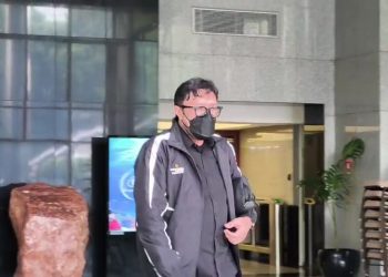 Ketua DPD PDIP Jawa Barat, Ono Surono usai menjalani pemeriksaan oleh penyidik KPK terkait kasus suap Bupati Bekasi, Kamis (15/1). (Foto: Ainul Ghurri/Kabariku.com)