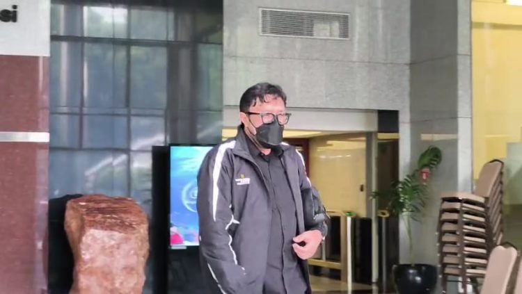 Ketua DPD PDIP Jawa Barat, Ono Surono usai menjalani pemeriksaan oleh penyidik KPK terkait kasus suap Bupati Bekasi, Kamis (15/1). (Foto: Ainul Ghurri/Kabariku.com)