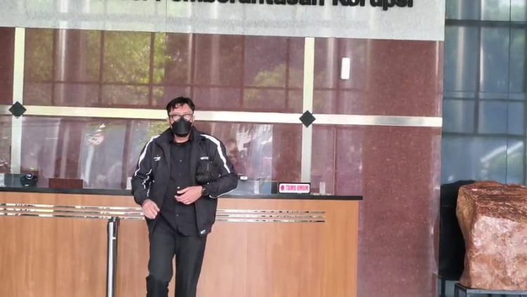 Wakil Ketua DPRD Jawa Barat, Ono Surono meninggalkan Gedung Merah Putih KPK usai diperiksa penyidik. (Foto: Ainul Ghurri/Kabariku.com)