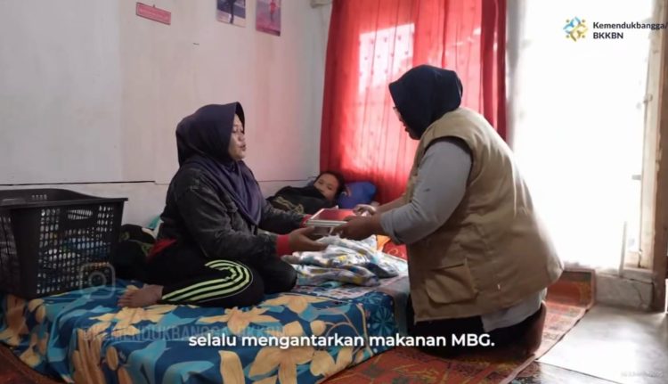 Nurbaeti menyerahkan paket MBG kepada penerima manfaat/IST