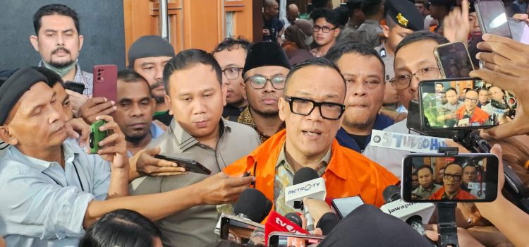 Eks Wamenaker Immanuel Ebenezer Gerungan usai menjalani sidang dakwaan, di Pengadilan Tipikor Jakarta Pusat, Senin (19/1). (Foto: Ainul Ghurri/Kabariku.com)