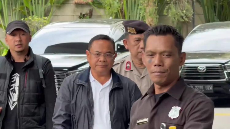 Bupati Pati, Sudewo saat digelandang ke Gedung Merah Putih KPK, Selasa 20/1). (Foto: Ainul Ghurri/Kabariku.com)