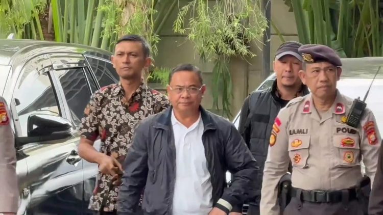 Bupati Pati, Sudewo saat digelandang ke KPK usai terkena OTT. (Foto: Ainul Ghurri/Kabariku.com)