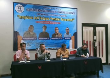 Aliansi Jaringan Aktifis 98 Untuk Transformasi Indonesia menggelar diskusi publik bertajuk "Jampidsus Jadi Terlapor, Presiden Tersandera?" di kawasan Menteng, Jakarta Pusat, Selasa (20/1). (Foto: Dok. Kabariku.com)
