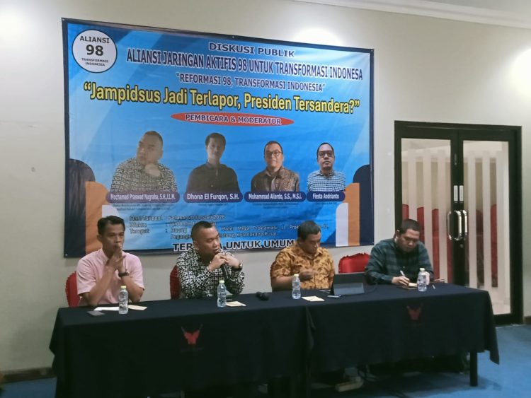 Aliansi Jaringan Aktifis 98 Untuk Transformasi Indonesia menggelar diskusi publik bertajuk "Jampidsus Jadi Terlapor, Presiden Tersandera?" di kawasan Menteng, Jakarta Pusat, Selasa (20/1). (Foto: Dok. Kabariku.com)